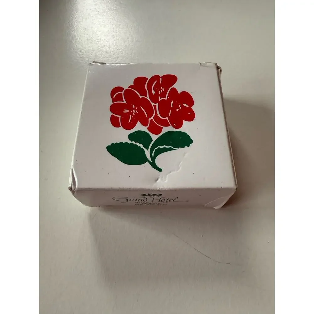 Vintage‎ Grand Hotel Geranium Glycerine Bar Soap, Round, Boxed, Red